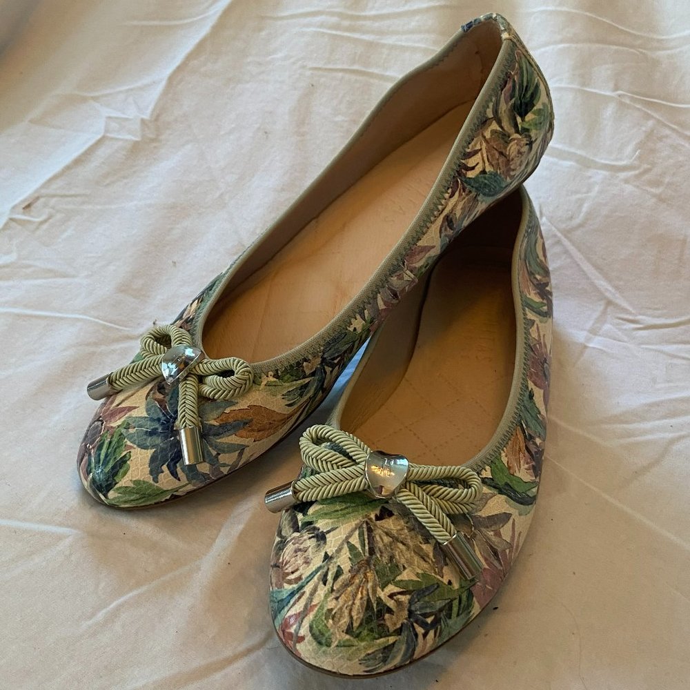 Hispanitas NWOT floral ballet flats with bow
